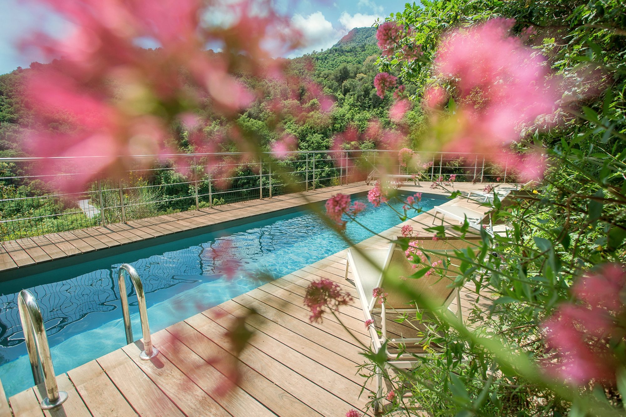Pool des Castel Caramel mit Blick auf die Berge