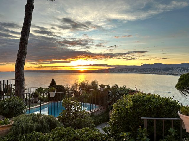 Goldener Sonnenuntergang &uuml;ber der Bucht von Nizza