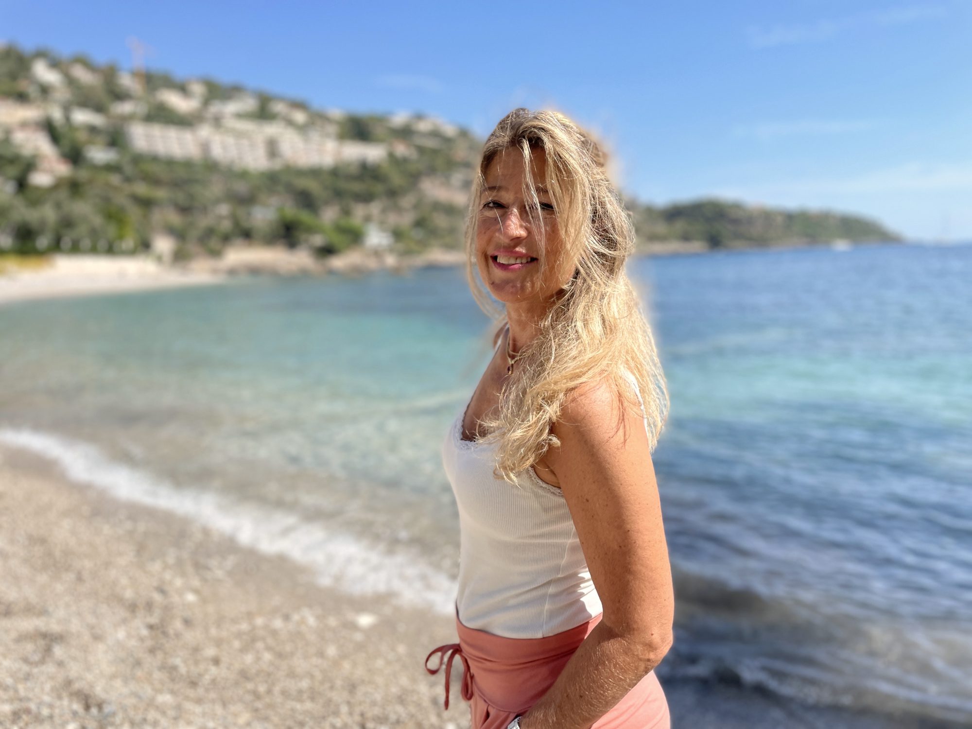 Gesa Kaehlbrandt au bord de la mer, sur la C&ocirc;te d&rsquo;Azur