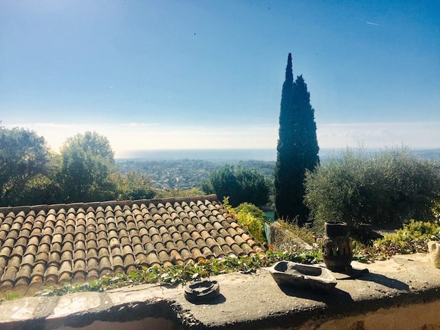 Terrasse mit Zypresse und Blick &uuml;ber das Hinterland bis zum Meer