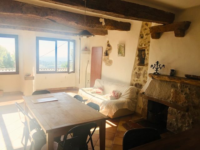 Wohnraum mit Kamin und Blick ins Tal