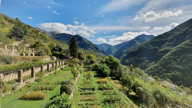 Terrasseng&auml;rten &uuml;ber einem Tal bei Fontan-Saorge, dahinter bewaldete Berge