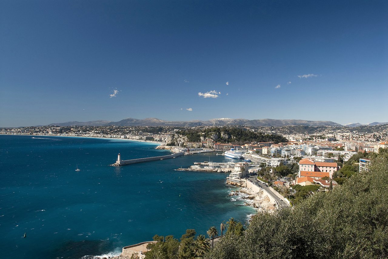 Blick vom Mont Boron über den Hafen von Nizza und die Baie des Anges