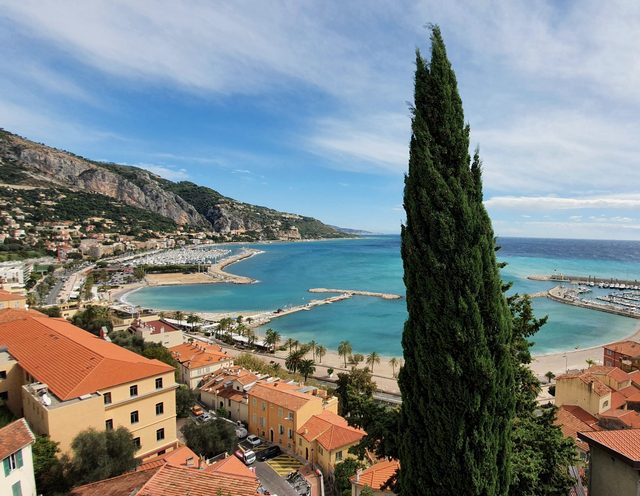 K&uuml;stenwanderung mit Blick &uuml;ber die Bucht von Menton