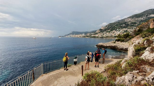 Wandergruppe am Gel&auml;nder des K&uuml;stenwegs am Cap Martin