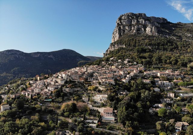 Das Bergdorf Saint-Jeannet am Fu&szlig; des Baou