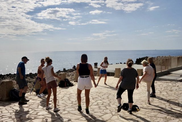 Morgengymnastik am Meer — ein Tag bei Villa Sana