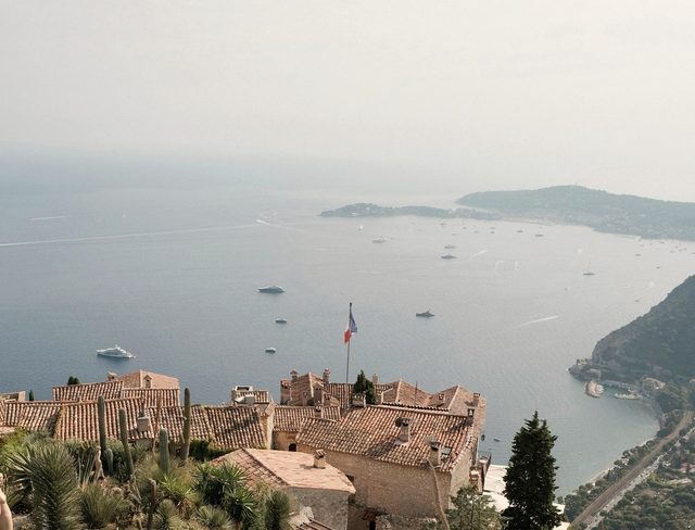 Blick über die Ziegeldächer von Èze auf das Mittelmeer und die Halbinsel Cap Ferrat