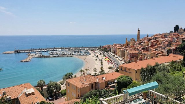 Blick &uuml;ber die Altstadt von Menton mit Glockenturm, Hafen und Strand