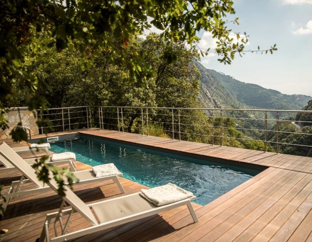 Klares Wasser im Pool &uuml;ber dem Tal